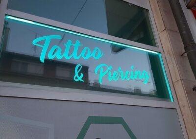 Lasersko graviranje pleksija sa ugrađenom rasvjetom u profil